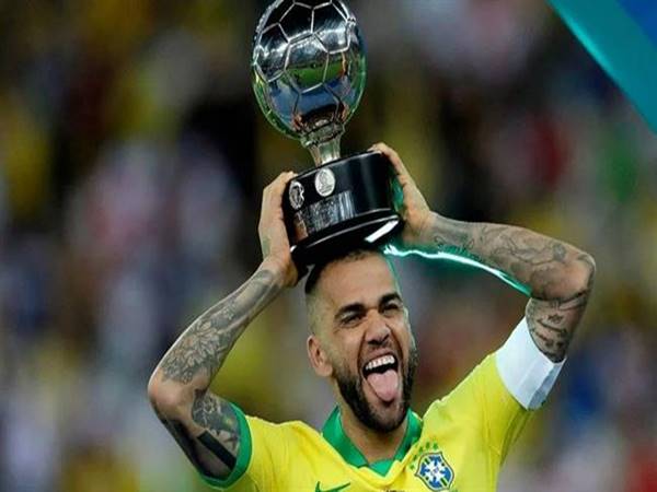 Bóng đá Quốc Tế trưa 8/11: Dani Alves đi vào lịch sử bóng đá Brazil