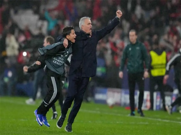 Bàn thắng lịch sử và dấu ấn không thể trộn lẫn của Mourinho
